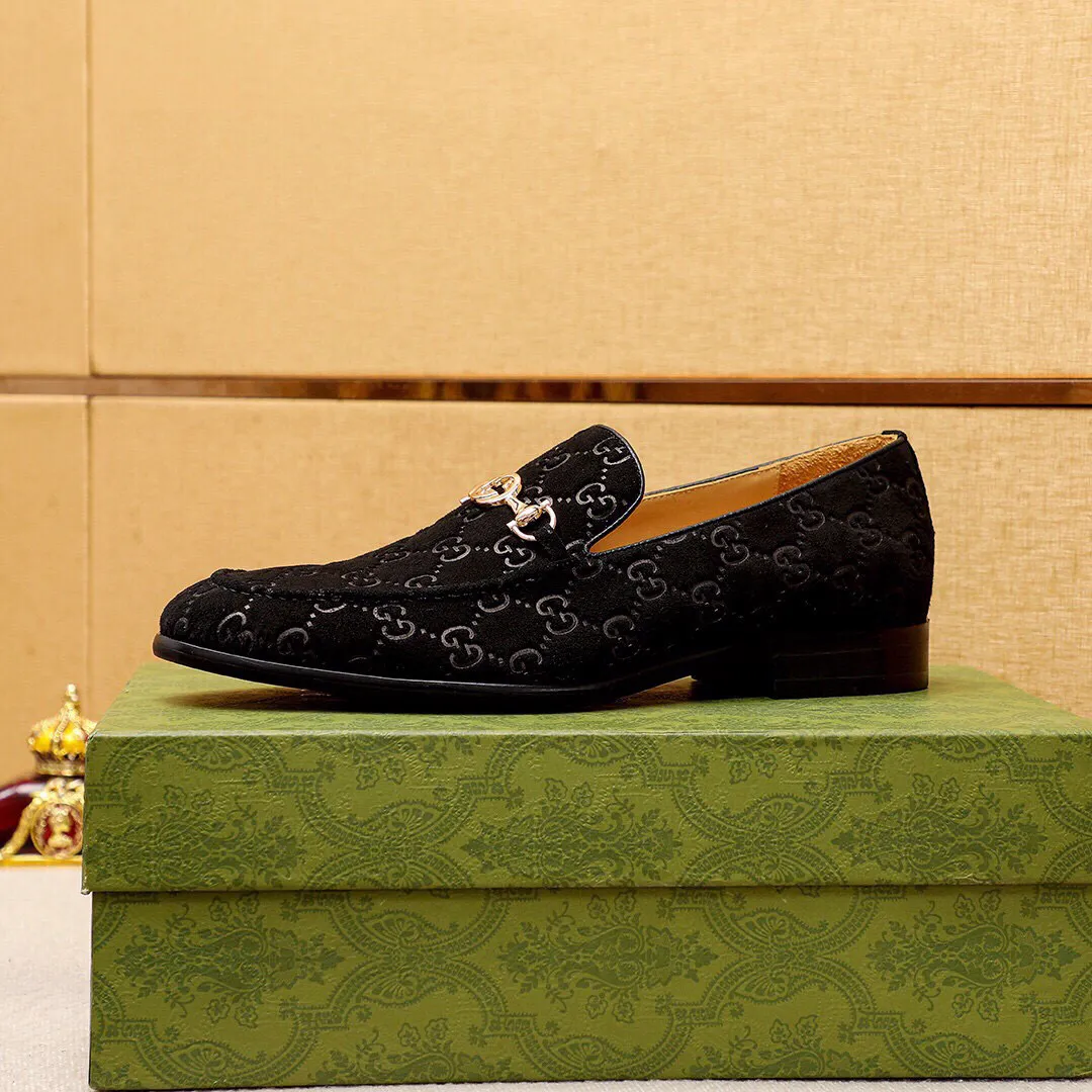 Men's shoes 💰520 💐 Product trademark: GUCCI "Gucci" casual leather shoes Regular size: 39-44 (38.45🉑️customized) Product materials: Selected imported first-layer calfskin embossed upper + luxury hardware buckle, imported water-dyed cow leather lining. Strong three-dimensional visual effect, original combination outsole Color: 3⃣️colors available